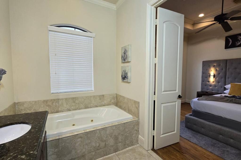 Modern Galleria Gem Private Jacuzzi 3 Br Houston Eksteriør bilde
